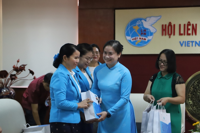 Phó chủ tịch thường trực Hội LHPN Việt Nam Đỗ Thị Thu Thảo tiếp đoàn 15 cán bộ học viên Lào - Ảnh 2.
