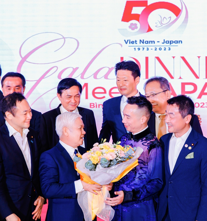 NTK Đỗ Trịnh Hoài Nam nhận hoa chúc mừng từ ông Nguyễn Văn Lợi - Bí thư tỉnh Bình Dương