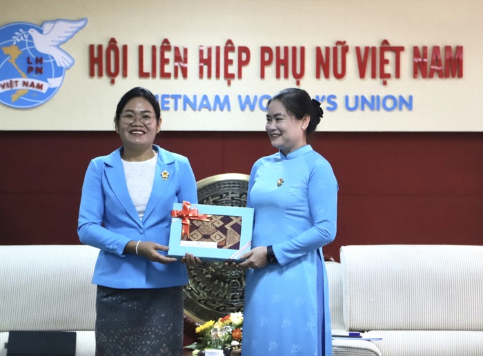 Phó chủ tịch thường trực Hội LHPN Việt Nam Đỗ Thị Thu Thảo tiếp đoàn 15 cán bộ học viên Lào - Ảnh 3.