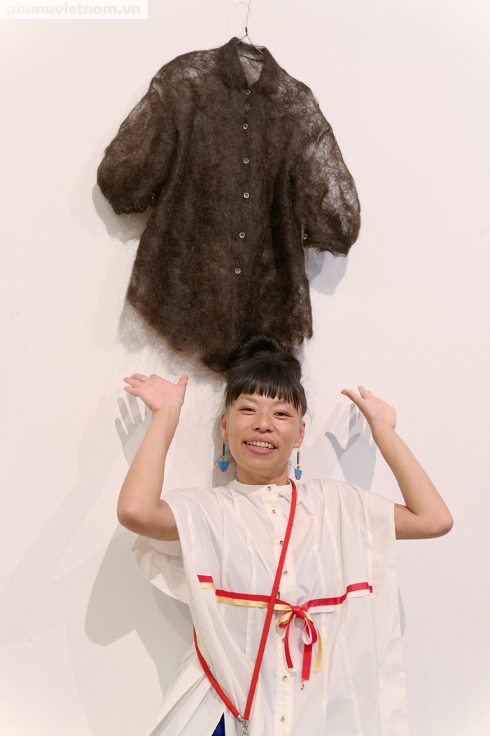 Nữ nghệ sĩ Chie Ohno  bên chiếc áo làm từ tóc rụng của mình thu nhặt suốt 2 năm trời