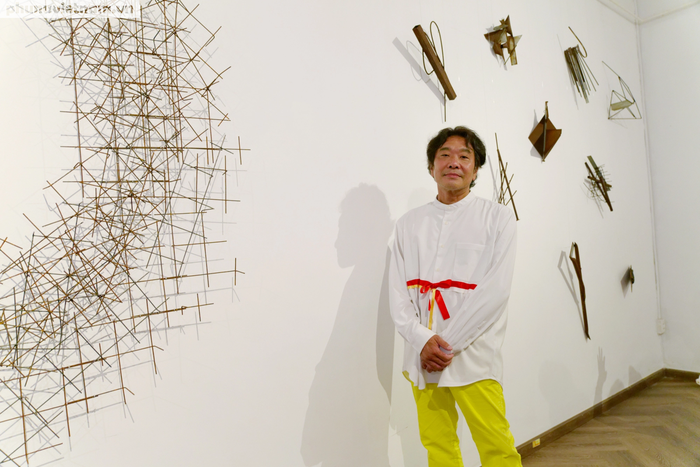Nghệ sĩ Takayuki Tomoi bên tác phẩm từ sắc phê liệu mà ông cất công đưa từ Nhật sang