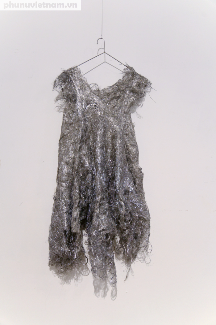 Chiếc áo dệt từ sợi kim loại bỏ đi của nghệ sĩ Chie Ohno