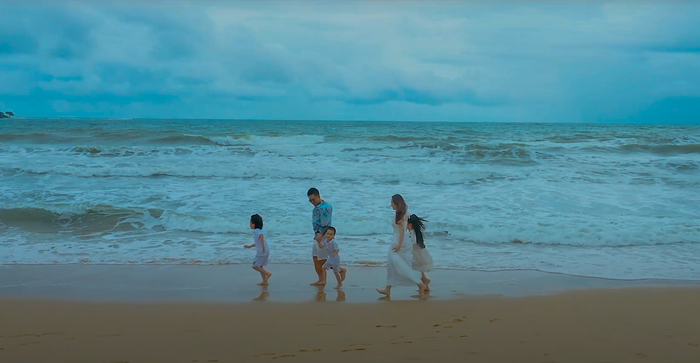 Hình ảnh Tuấn Hưng cùng vợ và các con trong MV &quot;Gấp đôi yêu thương&quot;