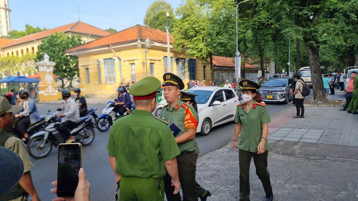 An ninh siết chặt, người dân hiếu kỳ quanh phiên tòa xử bị cáo Nguyễn Phương Hằng và đồng phạm - Ảnh 4.