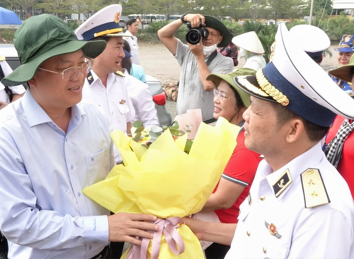 Phó Bí thư Thành ủy TPHCM Nguyễn Hồ Hải tặng hoa chúc mừng đoàn công tác. Ảnh: CHÍ THẠCH