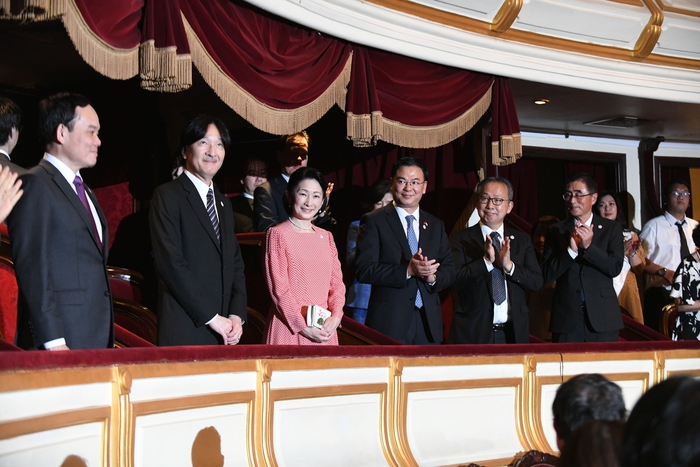 Hoàng Thái tử Akishino và Công nương Kiko (đứng thứ 2, thứ 3 từ trái sang) dự buổi Công diễn vở &quot;Công nữ Anio&quot;