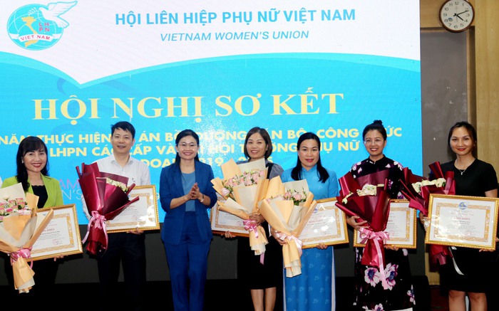 10 tập thể, 5 cá nhân được tặng bằng khen trong công tác bồi dưỡng cán bộ Hội