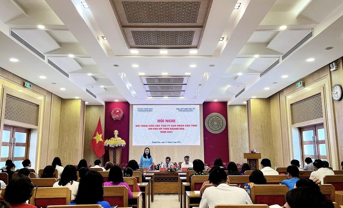 Chủ tịch UBND tỉnh Khánh Hoà đối thoại với Phụ nữ tỉnh  - Ảnh 1.