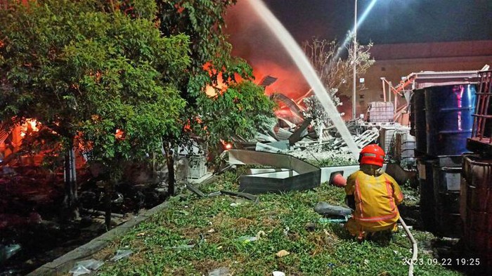 Chùm ảnh: Nổ nhà máy tại Đài Loan (Trung Quốc), lửa cháy bao trùm kinh hoàng khiến 103 người thương vong - Ảnh 6.