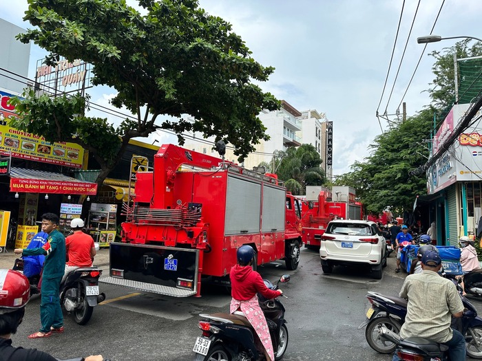 Vụ sập nhà cao tầng ở TPHCM: 5 người bị vùi lấp trong đống đổ nát  - Ảnh 1.