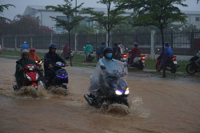 Đà Nẵng mưa trắng trời, phố biến thành sông, giao thông hỗn loạn - Ảnh 7.