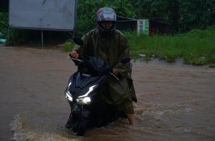 Đà Nẵng mưa trắng trời, phố biến thành sông, giao thông hỗn loạn - Ảnh 9.