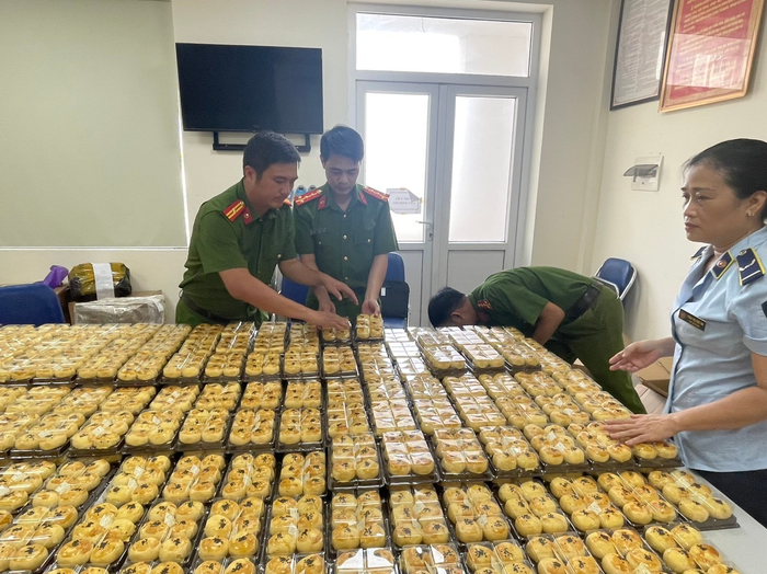 Gần 2.000 bánh trung thu trôi nổi chuẩn bị đưa ra tiêu thụ bị phát hiện tại Hà Nội - Ảnh 1.