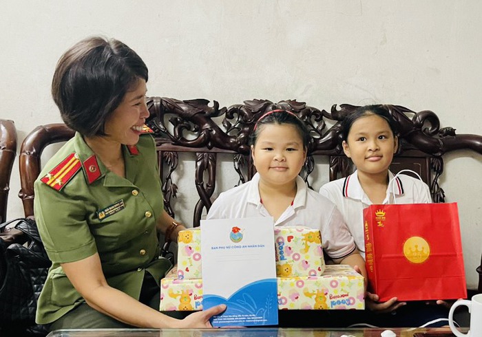 Ban Phụ nữ Công an nhân dân tặng quà cho con đỡ đầu mồ côi nhân dịp Tết trung thu  - Ảnh 1.