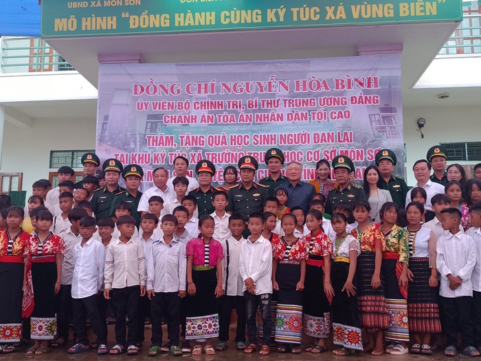 Phó Chủ tịch Trần Lan Phương tặng quà trung thu cho trẻ em dân tộc Đan Lai ở Ký túc xá vùng biên Nghệ An - Ảnh 2.