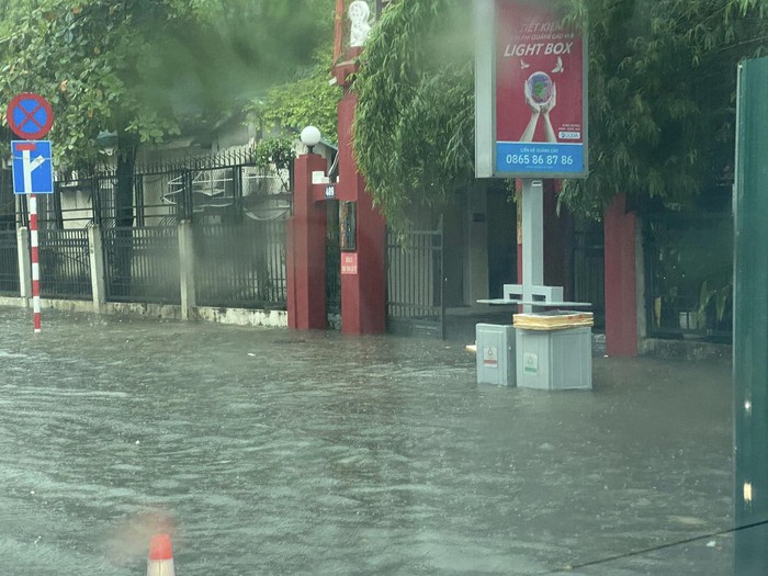 Bất lực hình ảnh ô tô chìm trong &quot;biển nước&quot; ở Hà Nội, 30 phút chưa đi nổi 100 mét - Ảnh 13.