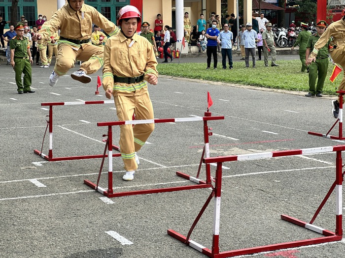 TPHCM; Hội thao kỹ thuật chữa cháy và cứu nạn, cứu hộ (CC-CNCH) trên địa bàn quận Gò Vấp năm 2023 nhân kỷ niệm &quot;Ngày toàn dân PCCC&quot; - Ảnh 3.