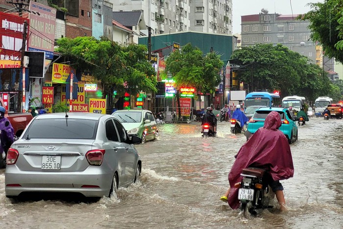 Hà Nội: Mưa xối xả khiến nhiều tuyến phố ngập thành sông, người dân chật vật di chuyển - Ảnh 5.