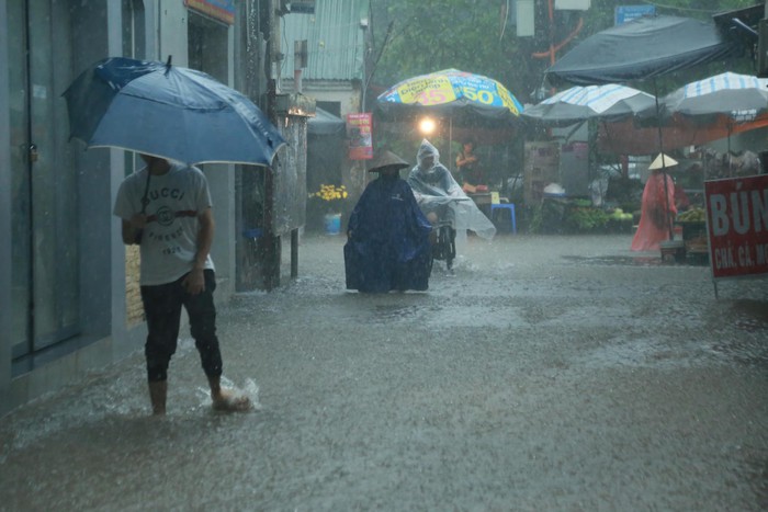 Hà Nội: Mưa xối xả khiến nhiều tuyến phố ngập thành sông, người dân chật vật di chuyển - Ảnh 12.