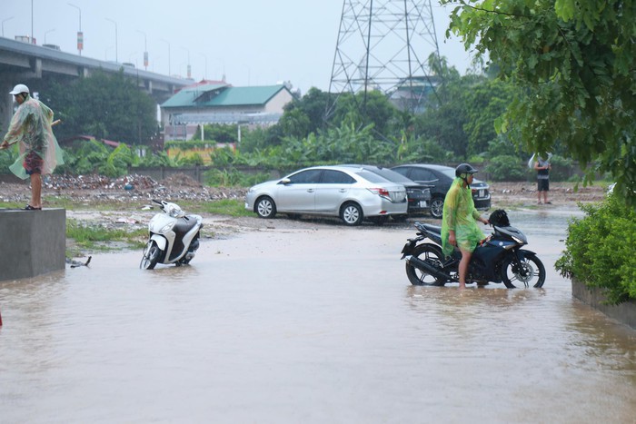 Hà Nội: Mưa xối xả khiến nhiều tuyến phố ngập thành sông, người dân chật vật di chuyển - Ảnh 8.