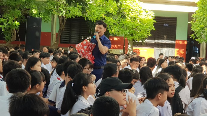 Ca sĩ Mai Tuấn bất ngờ ra 2 MV cùng lúc sau 15 năm chỉ chuyên tâm làm thầy giáo dạy Toán - Ảnh 5.