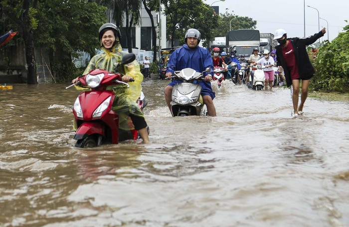 Hà Nội: Đại lộ Thăng Long vẫn ngập như sông, phương tiện chết máy hàng loạt - Ảnh 13.