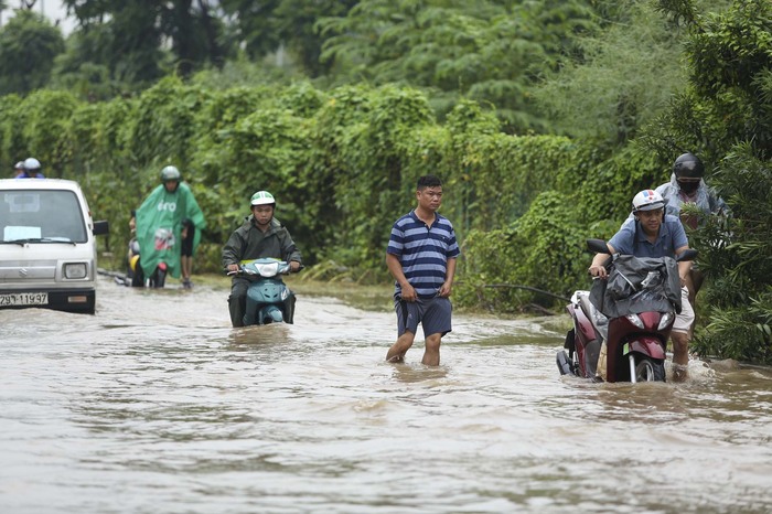 Hà Nội: Đại lộ Thăng Long vẫn ngập như sông, phương tiện chết máy hàng loạt - Ảnh 5.