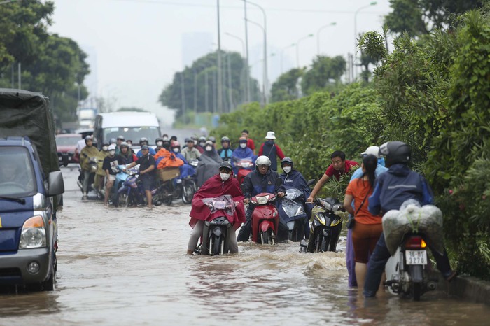 Hà Nội: Đại lộ Thăng Long vẫn ngập như sông, phương tiện chết máy hàng loạt - Ảnh 1.