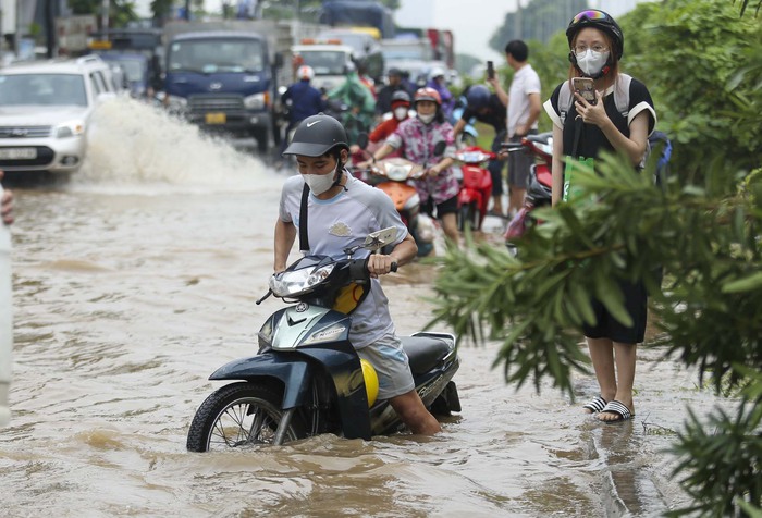 Hà Nội: Đại lộ Thăng Long vẫn ngập như sông, phương tiện chết máy hàng loạt - Ảnh 4.