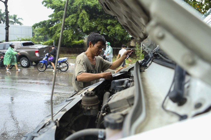 Hà Nội: Đại lộ Thăng Long vẫn ngập như sông, phương tiện chết máy hàng loạt - Ảnh 8.