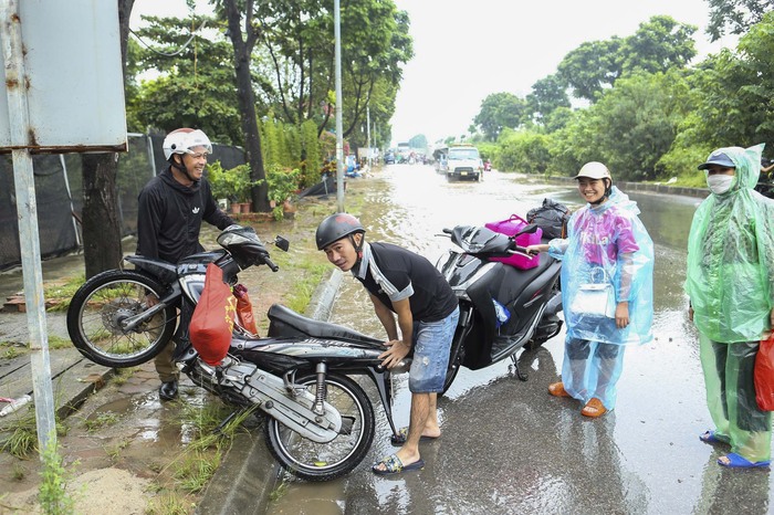 Hà Nội: Đại lộ Thăng Long vẫn ngập như sông, phương tiện chết máy hàng loạt - Ảnh 10.