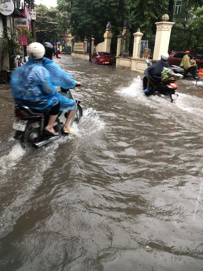 Bất lực hình ảnh ô tô chìm trong &quot;biển nước&quot; ở Hà Nội, 30 phút chưa đi nổi 100 mét - Ảnh 9.