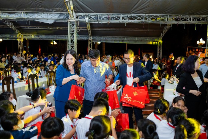 Gần 6 triệu trẻ em được tặng quà nhân dịp Tết Trung thu - Ảnh 1.