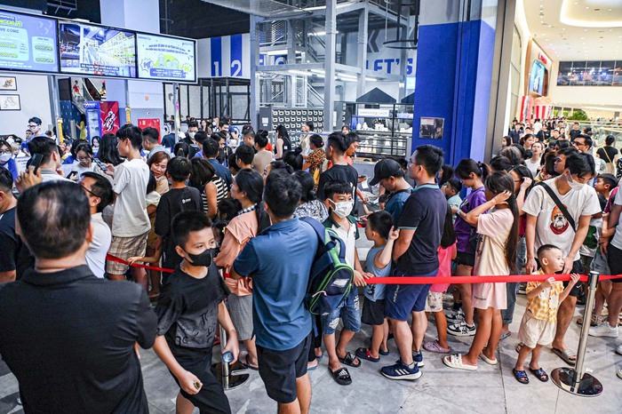 Trung tâm thương mại ở Hà Nội kẹt cứng người dịp nghỉ lễ, xếp hàng gần 40 phút mới mua được vé - Ảnh 1.