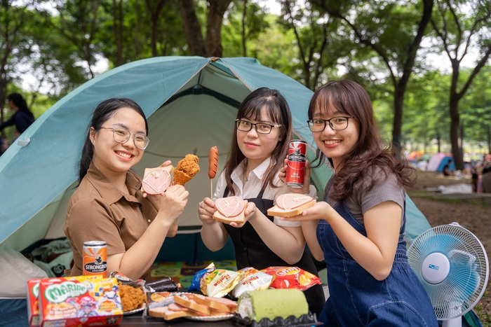 Hàng nghìn người cắm trại, nướng thịt, vui chơi ở công viên Yên Sở - Ảnh 11.