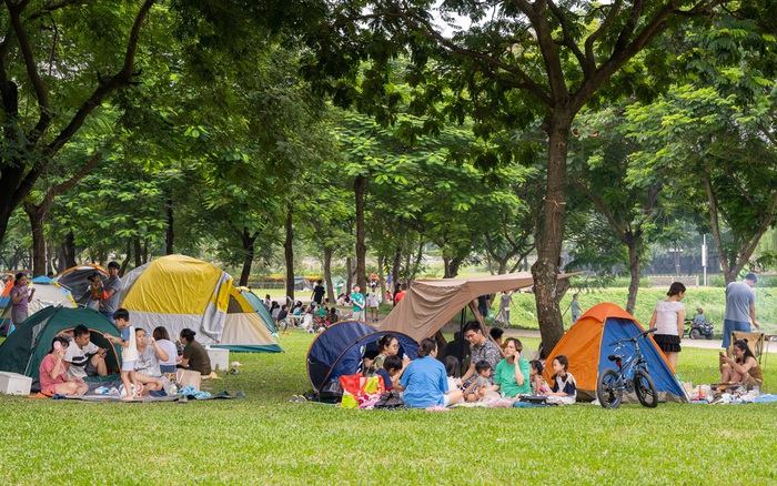 Đông nghịt người cắm trại, vui chơi ở Công viên Yên Sở