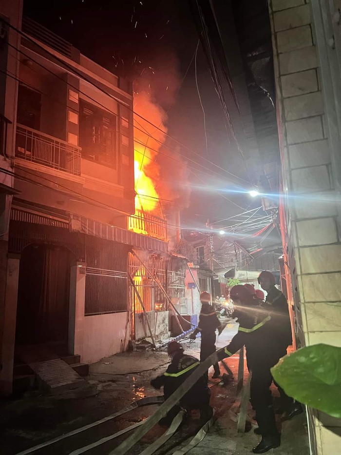 Cứu 6 người mắc kẹt trong căn nhà 2 tầng bị cháy - Ảnh 1.