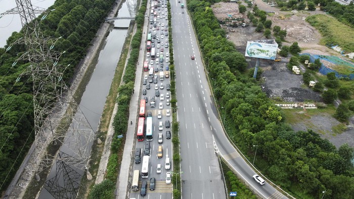 Người dân ùn ùn đổ về Hà Nội sau kỳ nghỉ lễ 2/9, nhiều tuyến đường ùn ứ kéo dài - Ảnh 1.