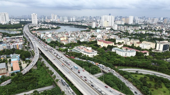 Người dân ùn ùn đổ về Hà Nội sau kỳ nghỉ lễ 2/9, nhiều tuyến đường ùn ứ kéo dài - Ảnh 2.