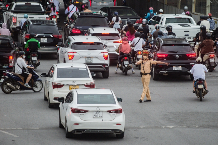 Người dân ùn ùn đổ về Hà Nội sau kỳ nghỉ lễ 2/9, nhiều tuyến đường ùn ứ kéo dài - Ảnh 16.