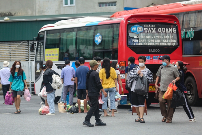 Hà Nội: Bến xe khách nhộn nhịp, người dân lỉnh kỉnh hành lý trở lại sau kì nghĩ lễ 2/9 - Ảnh 3.