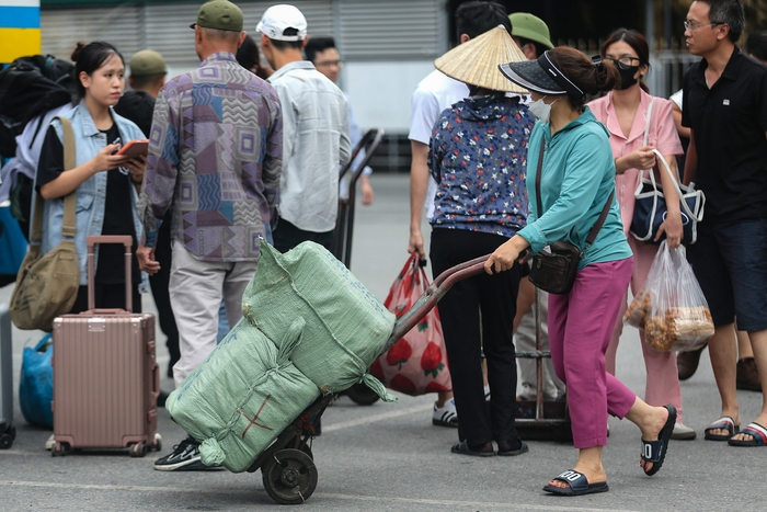 Hà Nội: Bến xe khách nhộn nhịp, người dân lỉnh kỉnh hành lý trở lại sau kì nghĩ lễ 2/9 - Ảnh 6.