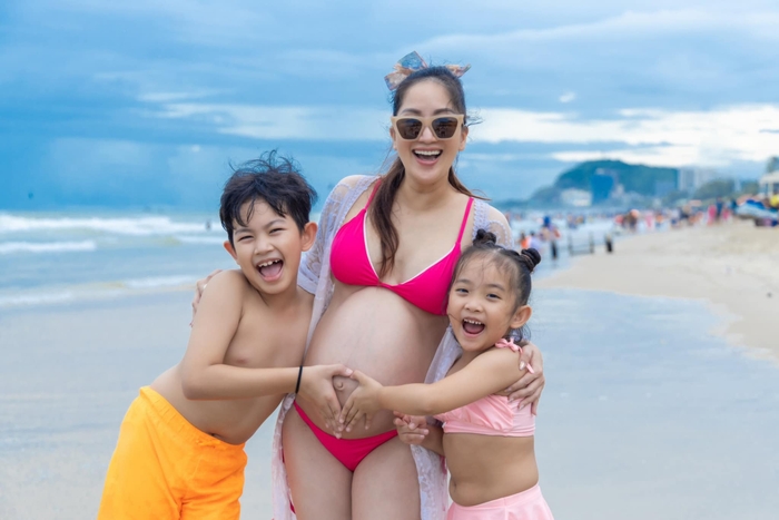 Mẹ bầu Khánh Thi diện bikini những ngày cuối thai kì, nắm tay Phan Hiển bên bờ biển - Ảnh 3.