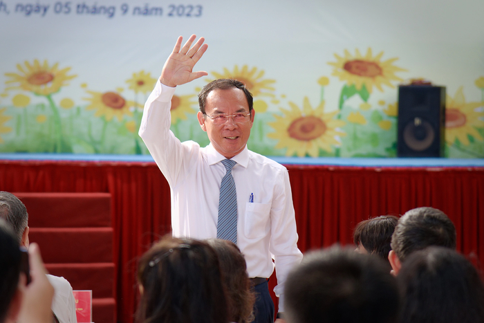 Bí thư Thành ủy TPHCM Nguyễn Văn Nên đến dự khai giảng tại trường THPT Nguyễn Thị Minh Khai Q3