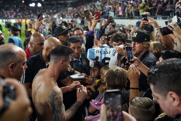 Một người lạ mặt lao vào sân tiếp cận Messi, vệ sĩ riêng nhận được lời khen vì pha xử lý kịp thời - Ảnh 5.