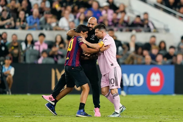 Một người lạ mặt lao vào sân tiếp cận Messi, vệ sĩ riêng nhận được lời khen vì pha xử lý kịp thời - Ảnh 3.