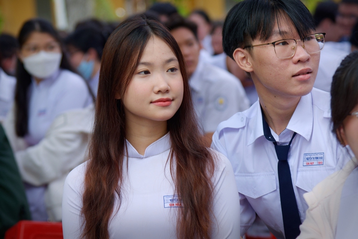 Một nữ sinh lớp 12 tại trường Nguyễn Thị Minh Khai dự lễ khai giảng