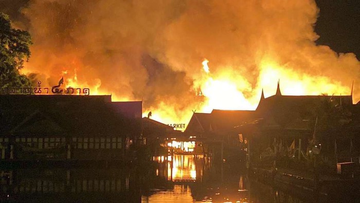 Chợ nổi Pattaya - điểm du lịch nổi tiếng Thái Lan &quot;bà hỏa&quot; thiêu rụi, người dân náo loạn nhảy xuống nước thoát thân - Ảnh 2.