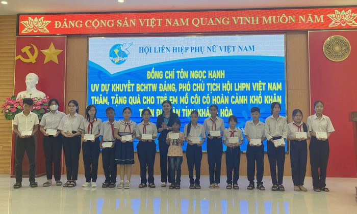 TƯ Hội LHPN Việt thăm, tặng quà cho cán bộ lão thành cách mạng và trẻ em ở Khánh Hòa - Ảnh 1.