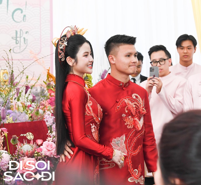 Toàn cảnh lễ ăn hỏi và đón dâu của Quang Hải - Chu Thanh Huyền: Visual cô dâu chú rể sáng bừng- Ảnh 4.